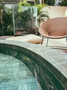 basen ze stołem i krzesłem w obiekcie Pousada Villa Cacau w mieście Trancoso