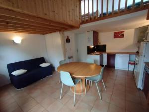 een woonkamer met een houten tafel en een blauwe bank bij Maison La Tranche-sur-Mer, 1 pièce, 4 personnes - FR-1-22-194 in La Tranche-sur-Mer