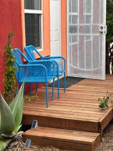 zwei blaue Stühle auf einem Holzdeck in der Unterkunft Modern, Remodeled Echo Park House-Walk to Sunset Blvd, Dodgers Stadium, Shops, Bars, Restaurants, Lake, Concerts in Los Angeles