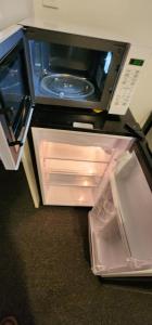 un frigorifero aperto con forno a microonde sopra di Seattle Green Lake Park Roosevelt light rail a Seattle