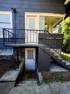 una scala che conduce a una casa con una porta blu di Seattle Green Lake Park Roosevelt light rail a Seattle