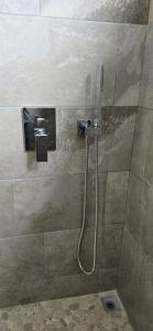 y baño con ducha. en Beautiful newly refurbished 2 bedroom 2 Bathroom 2nd floor condo, en Tamarindo