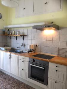 Η κουζίνα ή μικρή κουζίνα στο House Koula