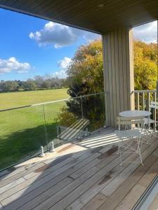 una veranda con sedia, tavolo e vista di Tranquility in Travis a Christchurch