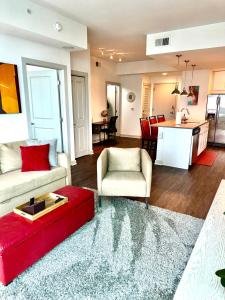 ein Wohnzimmer mit einem Sofa und einem Tisch in der Unterkunft Ruby Retreat - Highrise! Balcony,Pool,City View in Atlanta
