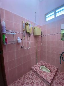Koupelna v ubytování UMMI HOMESTAY Manir KT