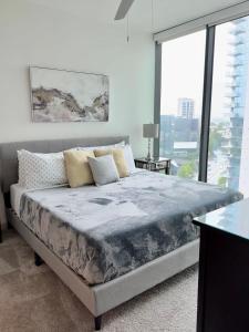 Llit o llits en una habitació de Ruby Retreat - Highrise! Balcony,Pool,City View