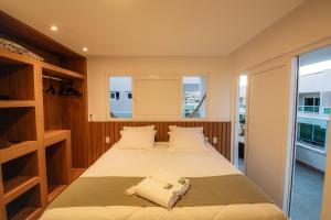 ein Schlafzimmer mit einem Bett und einem großen Fenster in der Unterkunft Casa em Maragogi/AL in Maragogi + 33 Fotos