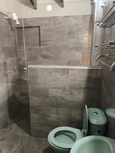 a bathroom with a green toilet and a sink at Casa de campo Sueño Amatista in Gachetá