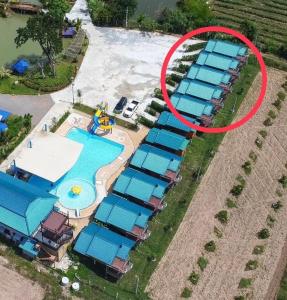 una vista aérea de una piscina en un parque acuático en ห้างหุ้นส่วนจำกัด บ้านเถ้าแก่ en Ban Muang Baeng