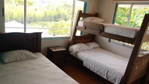 מיטה או מיטות קומותיים בחדר ב-EL CHARCO CLUB CAMPESTRE