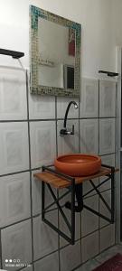 W łazience znajduje się umywalka i lustro. w obiekcie Pousada Ray Sol - Centro Arraial d Ajuda w mieście Porto Seguro