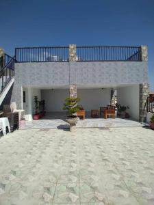 een huis met een potboom in het midden van een terras bij Villa De Gracia in Manilla