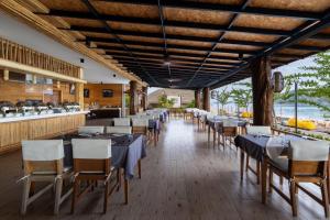 une salle à manger avec des tables et des chaises dans un restaurant dans l'établissement Bulow Casa Grand View Resort, à Koh Lipe