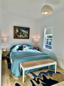 una camera con letto e piumone blu di Modern, Bright 2BR Casita in Vibrant Echo Park Silver Lake with Gourmet Kitchen and Unbeatable Proximity to LA Hotspots a Los Angeles