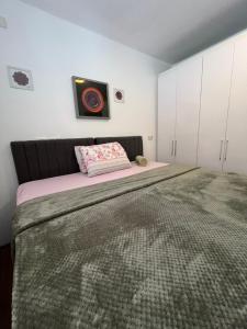 1 dormitorio con 1 cama grande y armarios blancos en Casa do Zafer en São Paulo
