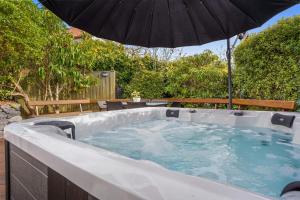 Bazén v ubytování Panoramic City Views with Hot Tub nebo v jeho okolí