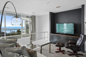 TV a/nebo společenská místnost v ubytování Panoramic City Views with Hot Tub