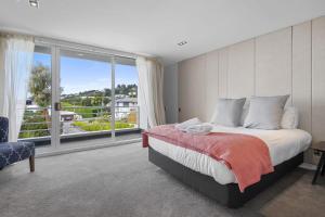 Postel nebo postele na pokoji v ubytování Panoramic City Views with Hot Tub + 50 fotografií