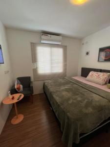サンパウロにあるCasa do Zaferのベッドルーム1室(ベッド1台、テーブル、椅子付)