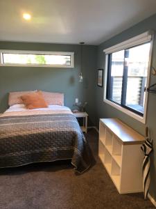 um quarto com uma cama e uma janela em East Rock em Queenstown