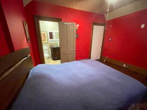 - une chambre rouge avec un grand lit dans l'établissement THE RED STAR ROOM A, à Niagara Falls