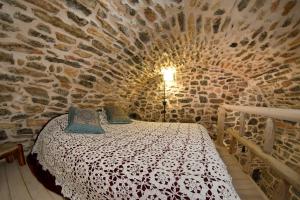 Postel nebo postele na pokoji v ubytování Byzantine Home in the Castle
