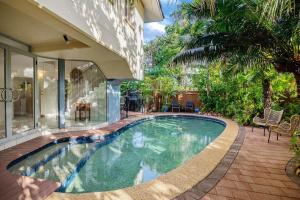 una piscina frente a una casa en Zen Serene Seascape - Family Pool - BBQ - Markets, en Fannie Bay