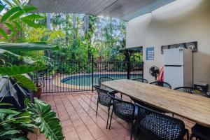 eine Terrasse mit Tisch und Stühlen und einem Pool in der Unterkunft Zen Serene Seascape - Family Pool - BBQ - Markets in Fannie Bay
