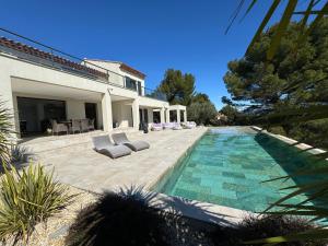 a backyard with a swimming pool and a house at Maison Manosque, 4 pièces, 6 personnes - FR-1-752-5 in Manosque