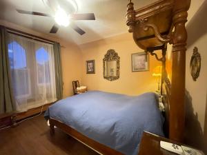 - une chambre avec un lit et un ventilateur de plafond dans l'établissement THE RED STAR ROOM B, à Niagara Falls