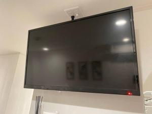 那覇市にあるプロスパービル 2Bの壁に掛けられた薄型テレビ +45枚の写真