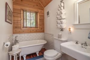 Galeriebild der Unterkunft Cozy Pet-Friendly Cabin Private Hot Tub Fenced In Yard Book on Mobile for Promo Price in Homewood