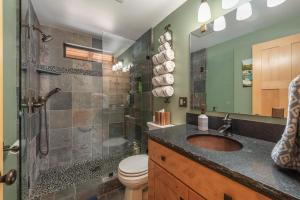 O baie la Cozy Pet-Friendly Cabin Private Hot Tub Fenced In Yard Book on Mobile for Promo Price +32 fotografii