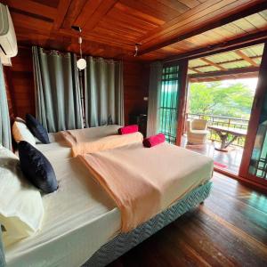 Maingern Maithong Resort في سارابوري: غرفة نوم بسرير كبير في منزل