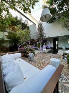 un patio con un gran sofá blanco en un patio en YOO Punta Del Este, innovador, en Punta del Este