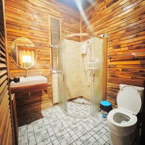 Maingern Maithong Resort في سارابوري: حمام خشبي مع دش ومرحاض