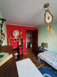 ein Wohnzimmer mit einem Bett und einem Tisch in der Unterkunft BiaMar in Luminárias