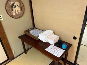 un tavolino con asciugamani in una stanza di Kappo Ryokan Uoichi a Shimada
