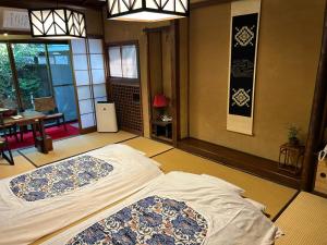 Ένα ή περισσότερα κρεβάτια σε δωμάτιο στο Kappo Ryokan Uoichi