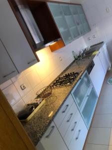Il comprend une cuisine équipée d'une cuisinière et d'un comptoir. dans l'établissement Apartamento Lisboa, à Lisbonne