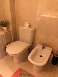 La salle de bains est pourvue de toilettes et d'un lavabo. dans l'établissement Apartamento Lisboa, à Lisbonne