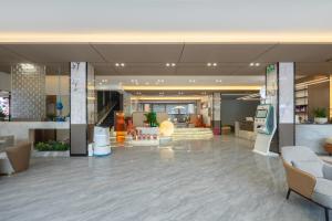 un vestíbulo vacío de un hotel con un vestíbulo en Sochi Smart Resort Zhangjiajie en Zhangjiajie