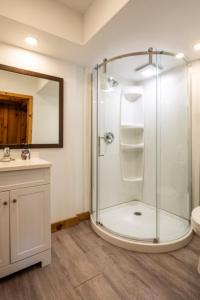 Bathroom sa 4 Bedroom Blue Mountain Chalet, Private Beach Access, BBQ, Petfriendly