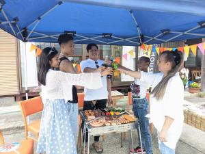 un grupo de personas de pie alrededor de una mesa con comida en 農家のお宿三左衛門邸-別館 Farm stay inn Sanzaemon-tei-whole house 1日1組限定一棟貸切ゆったり古民家 滋賀高島 2023OPEN 夏季炭火BBQ追加オプション可能 en Takashima