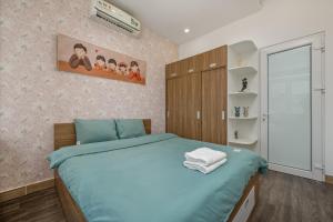 a bedroom with a blue bed and a cabinet at Y Homestay Đà Nẵng Gần Sân Bay và trung tâm in Da Nang