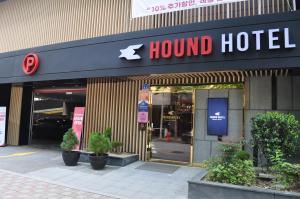 un cartel de hotel de perros en la parte delantera de un edificio en HOUND Hotel Sangmu en Gwangju