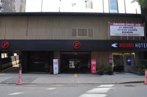 een toegang tot een hotel met een parkeergarage bij HOUND Hotel Sangmu in Gwangju