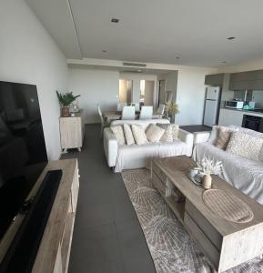een woonkamer met twee witte banken en een tafel bij Drummoyne Apartment in Sydney