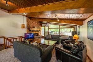 Seating area sa 4 Bedroom Blue Mountain Chalet, Private Beach Access, BBQ, Petfriendly